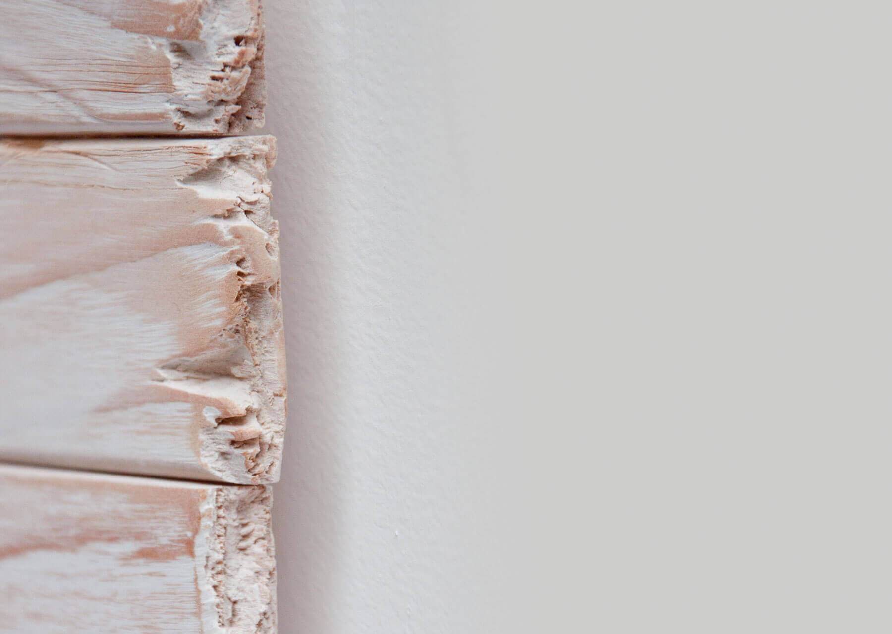 Detailaufnahme von massivem Echtholz mit natürlicher Maserung