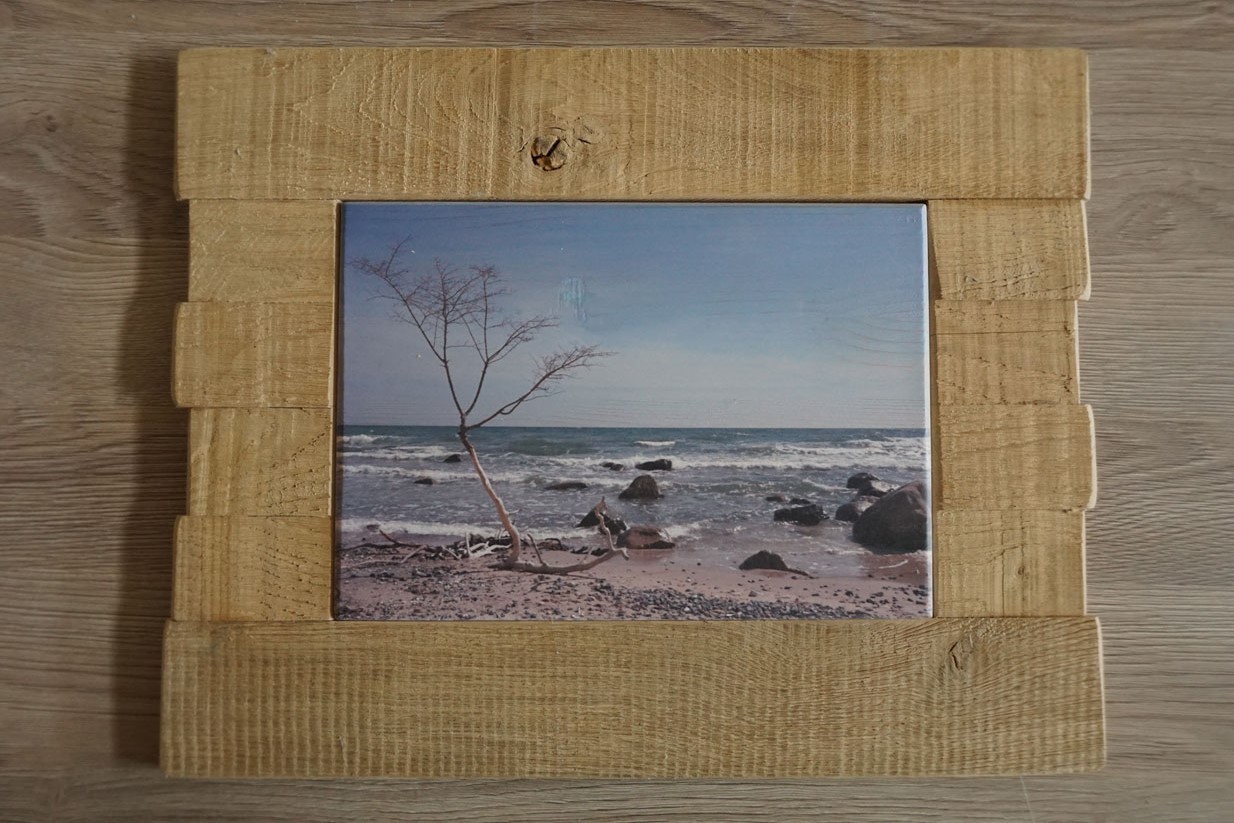 Bilderrahmen Wildeiche mit versetzten Kanten und Foto auf Holz gedruckt