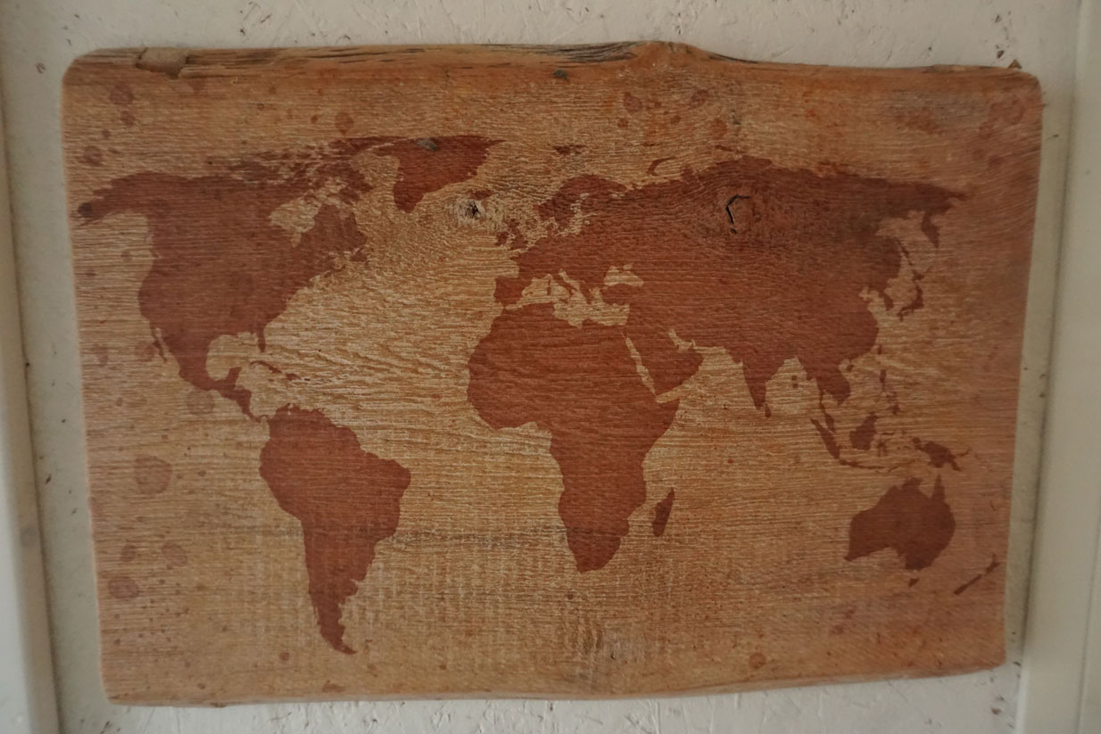 bedrucktes Holzbrett mit Weltkarte auf Wildeiche