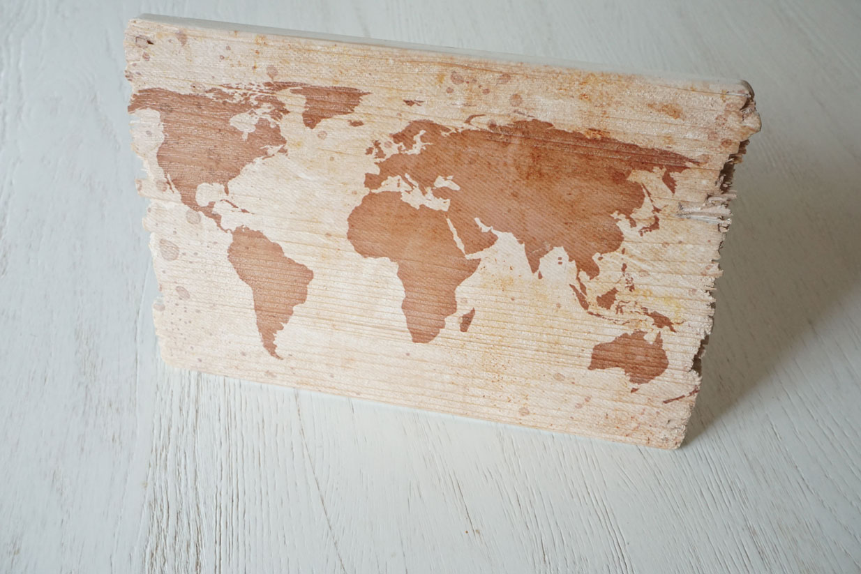 Motiv Weltkarte auf Fichtenholz gedruckt ohne Rillen