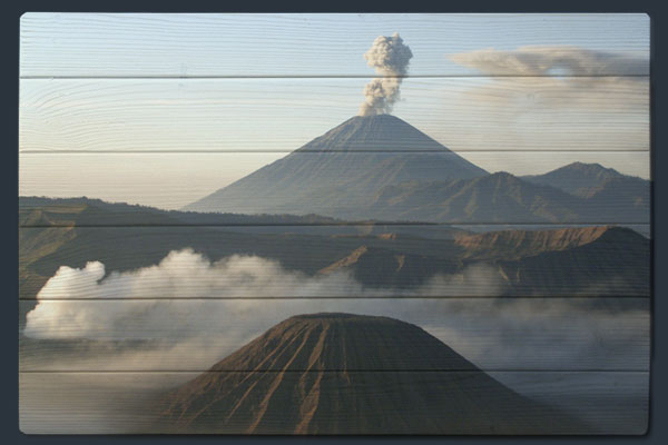 Vulkan auf Holz gedruckt